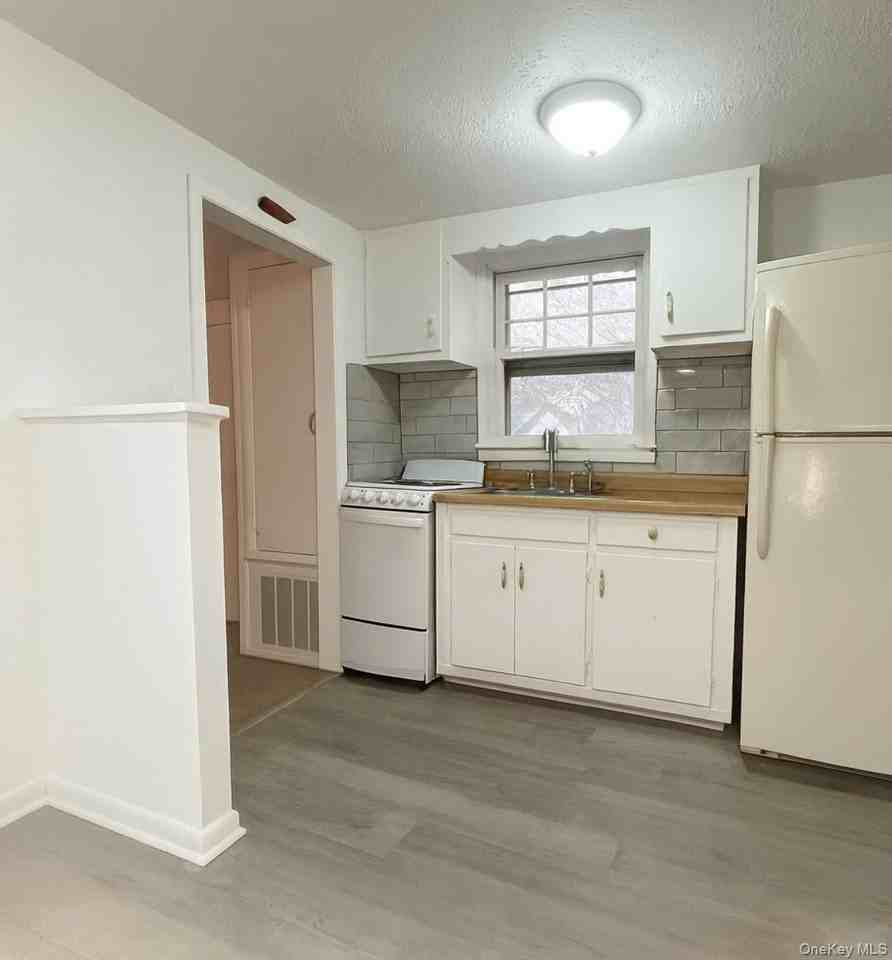 27 Middle Line Ave - Photo 3 of 6