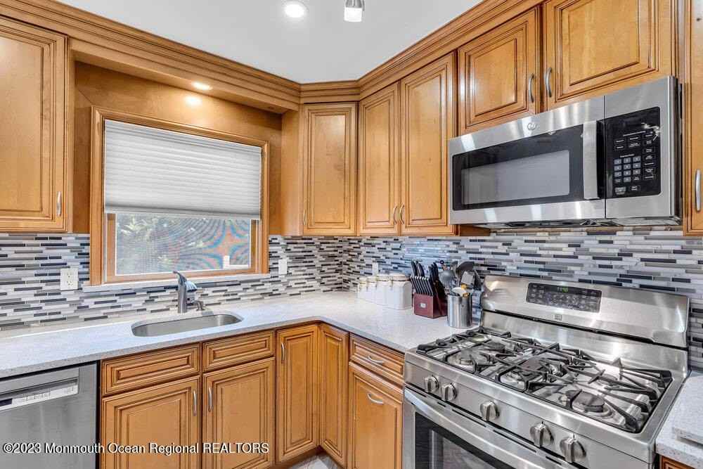 491 Fairfield Ave - Photo 2 of 31