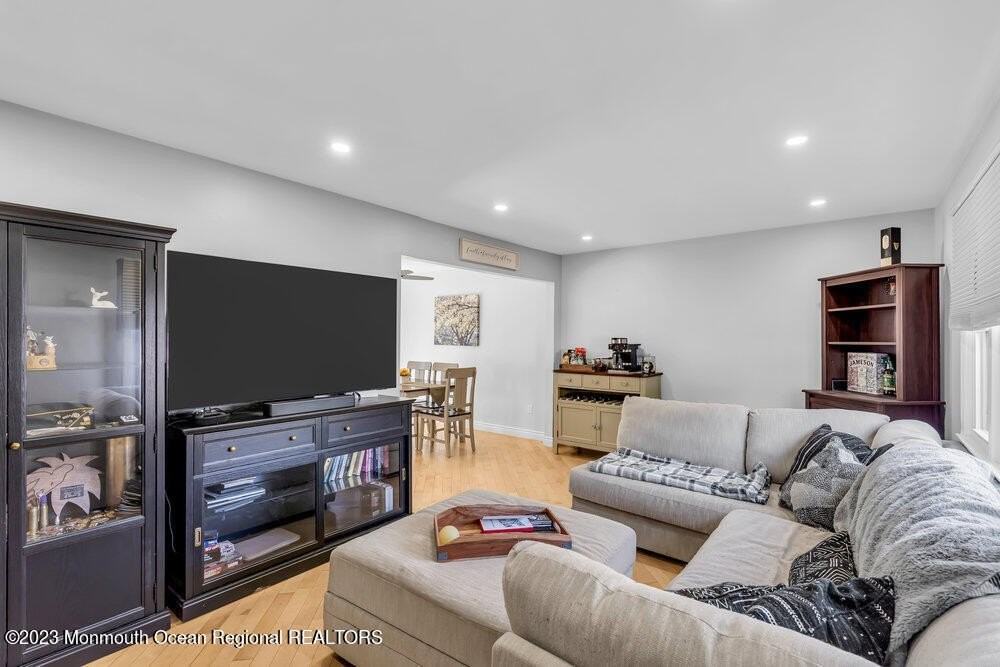 491 Fairfield Ave - Photo 3 of 31