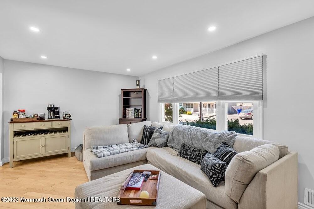 491 Fairfield Ave - Photo 6 of 31