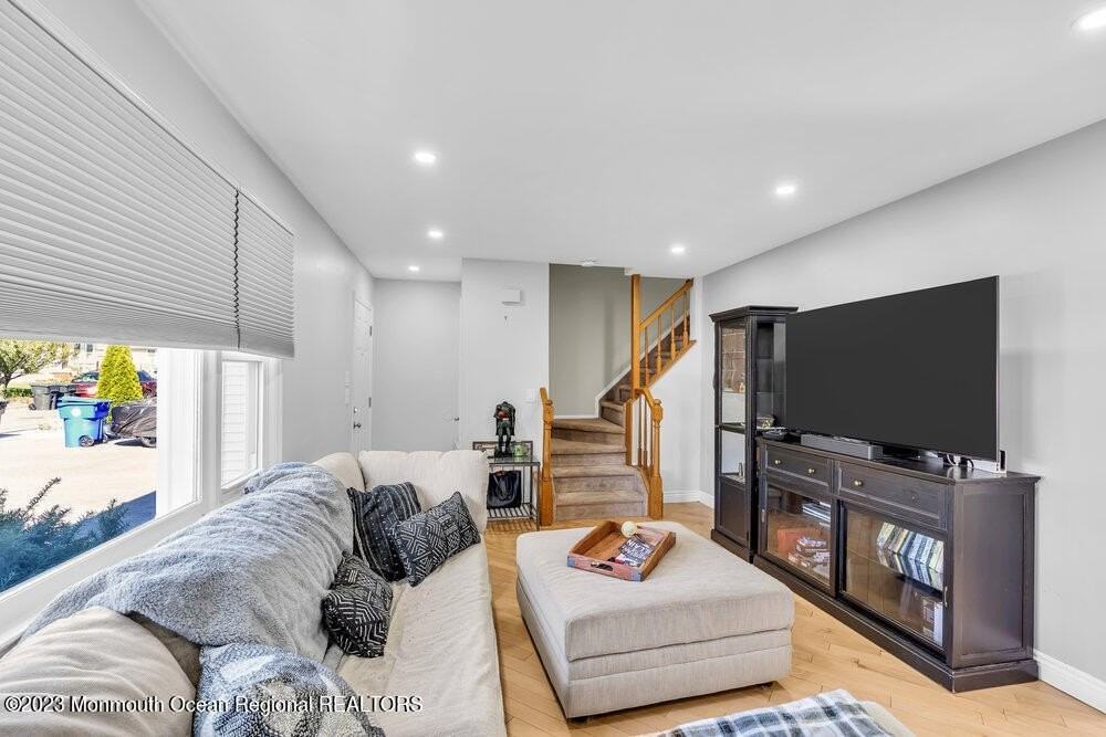 491 Fairfield Ave - Photo 7 of 31