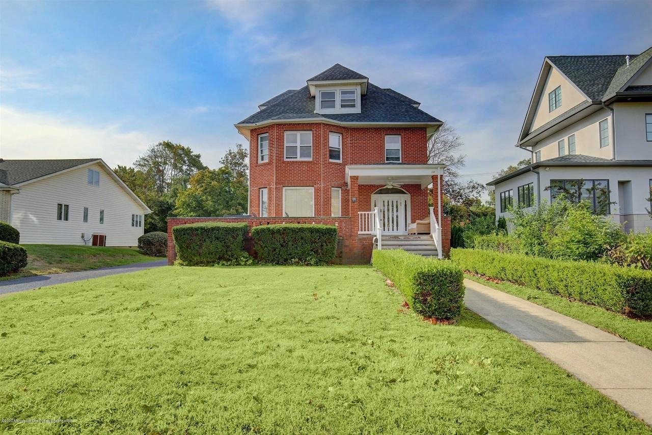 60 Monmouth Dr - Photo 2 of 33