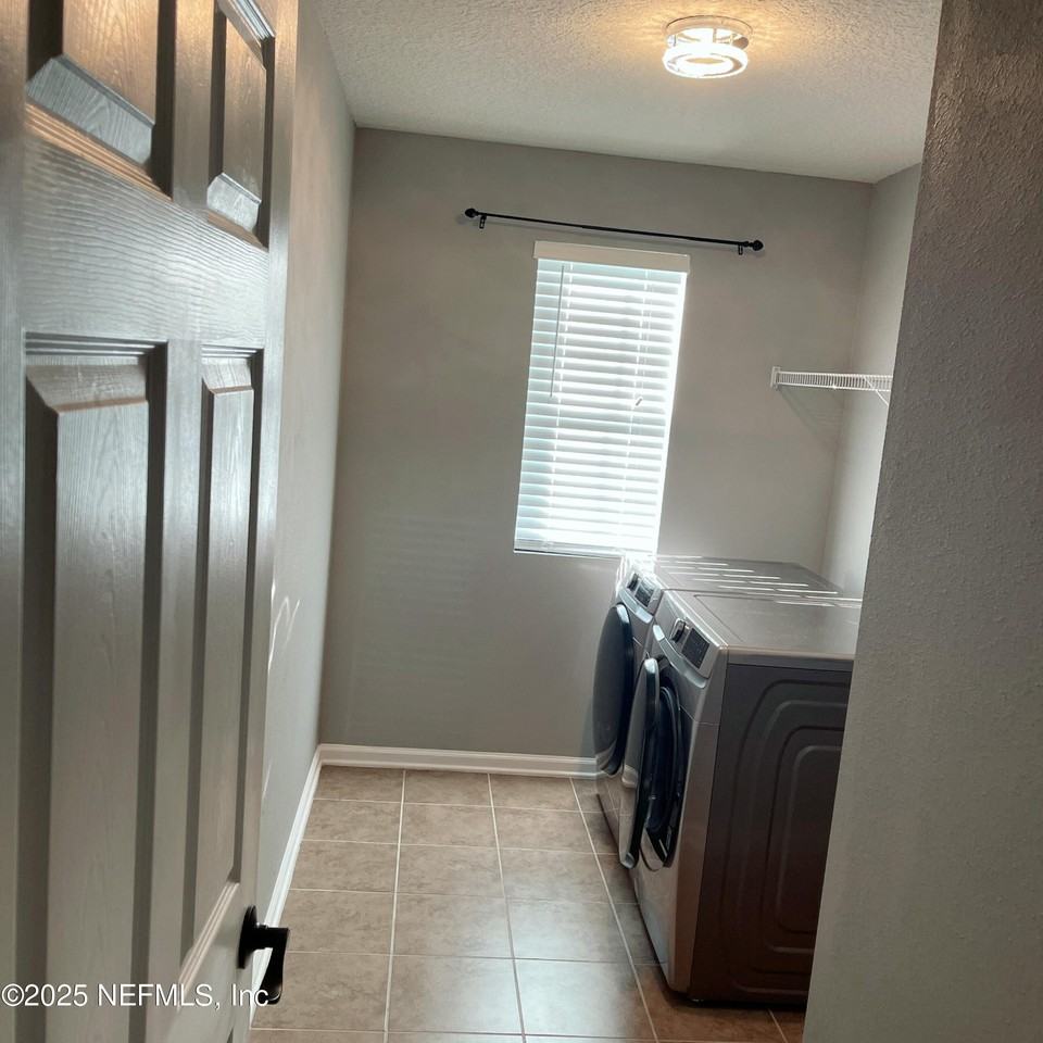 12134 Alexandra Dr - Photo 3 of 4