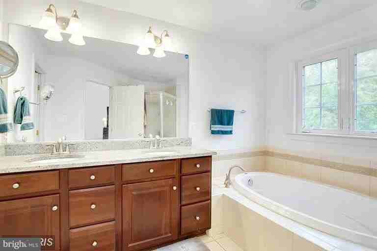 1621 Whitehall Dr - Photo 3 of 6