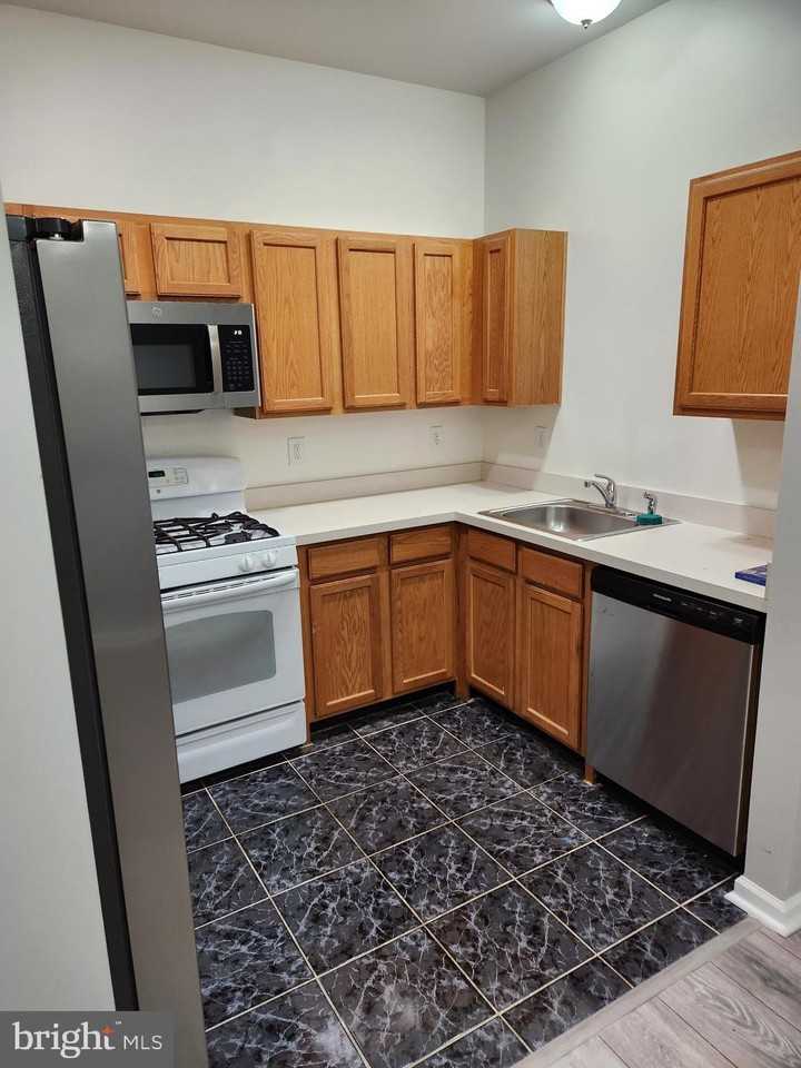 1038 Lamberton Street - Photo 4 of 17