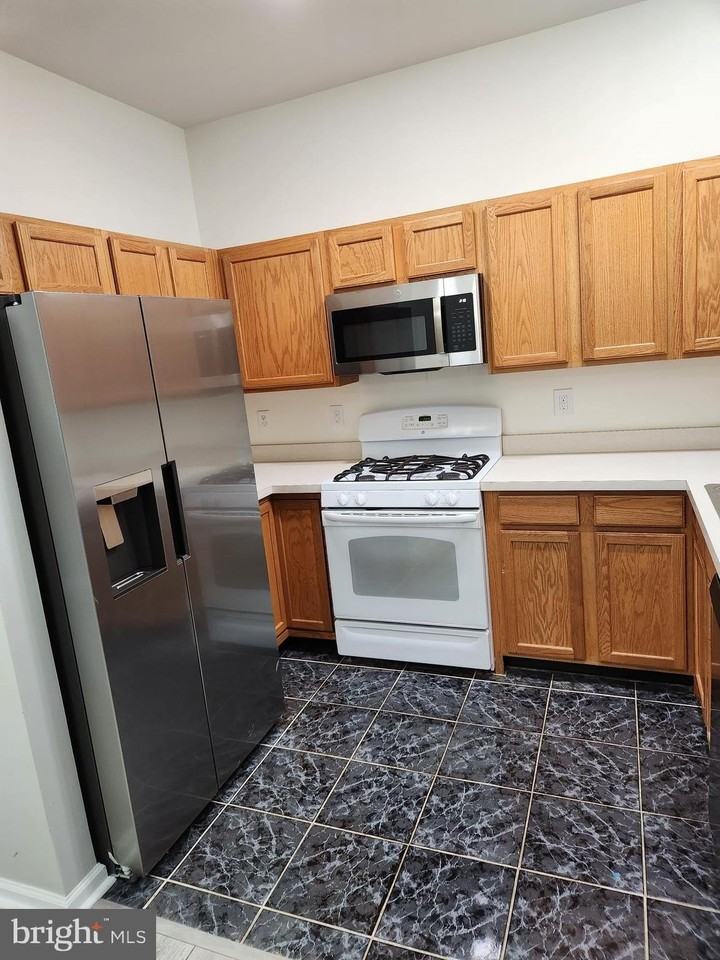 1038 Lamberton Street - Photo 5 of 17