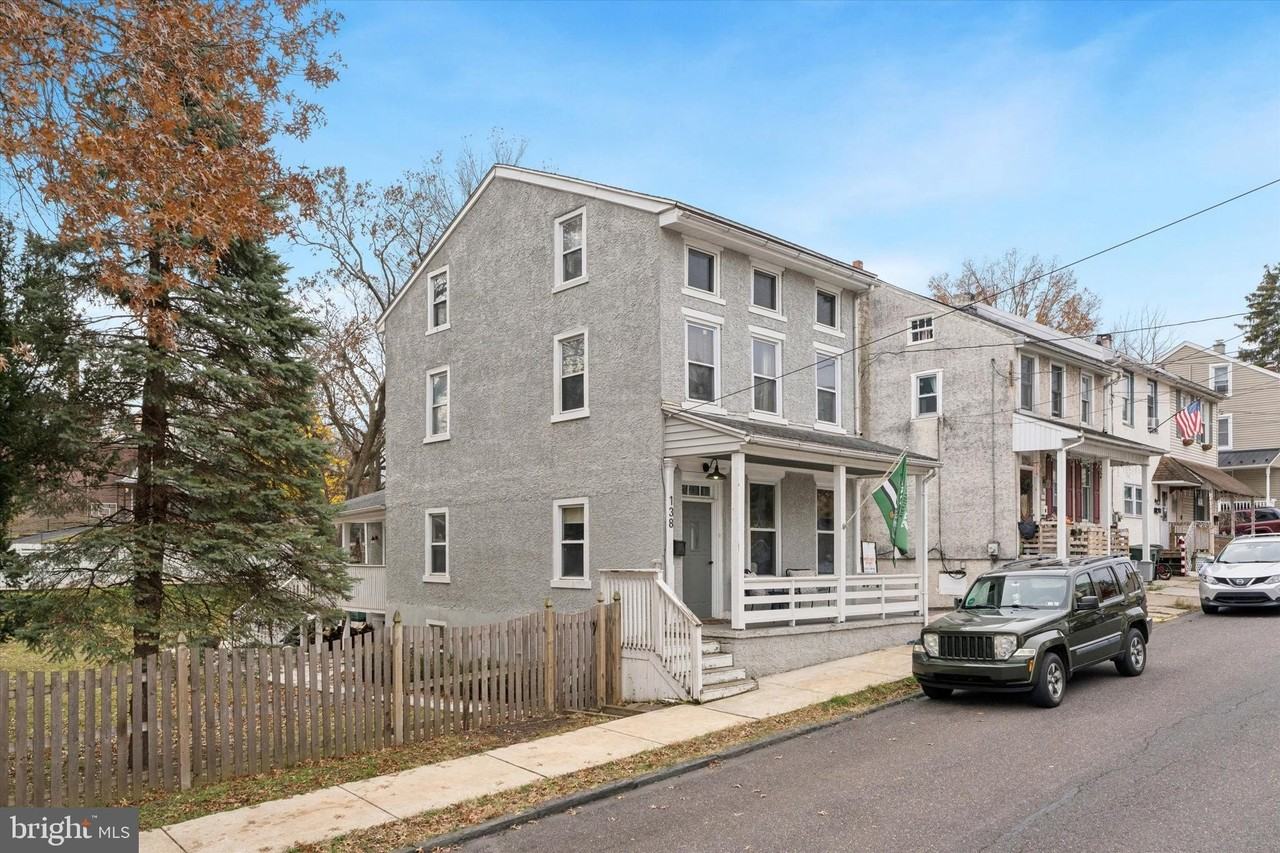 138 Hall St - Photo 2 of 25