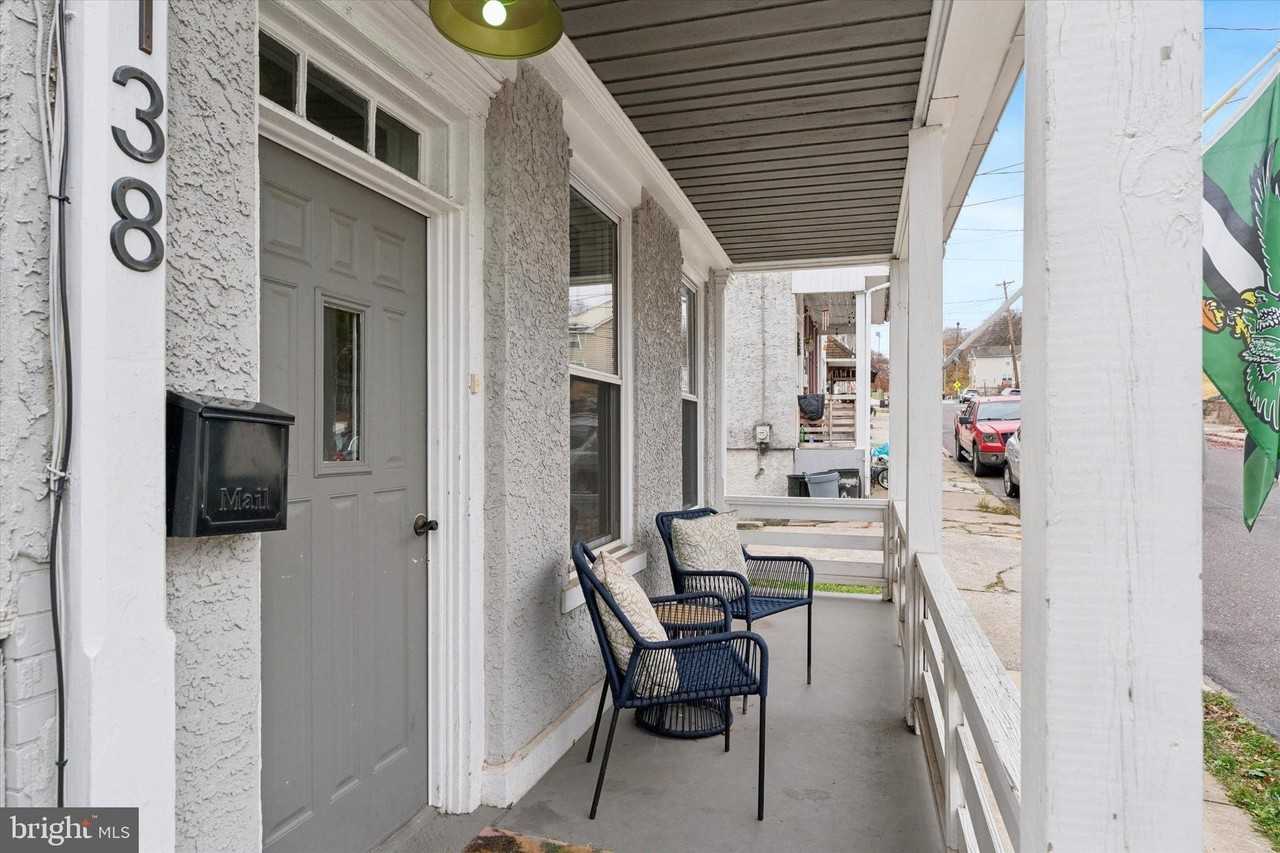 138 Hall St - Photo 3 of 25