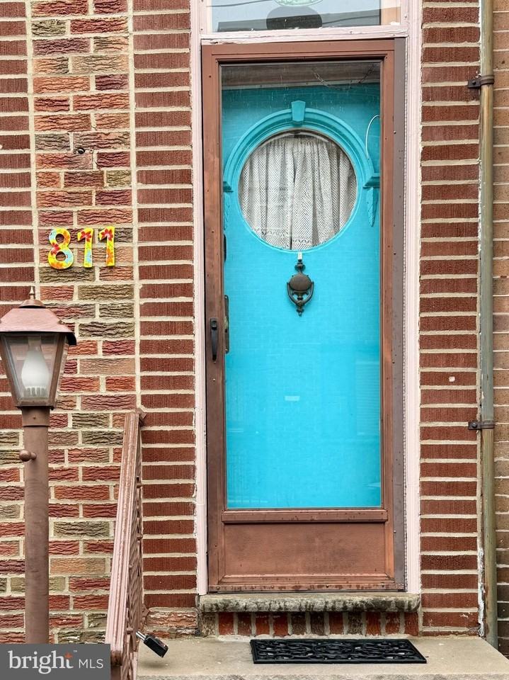 811 Earp St - Photo 3 of 29