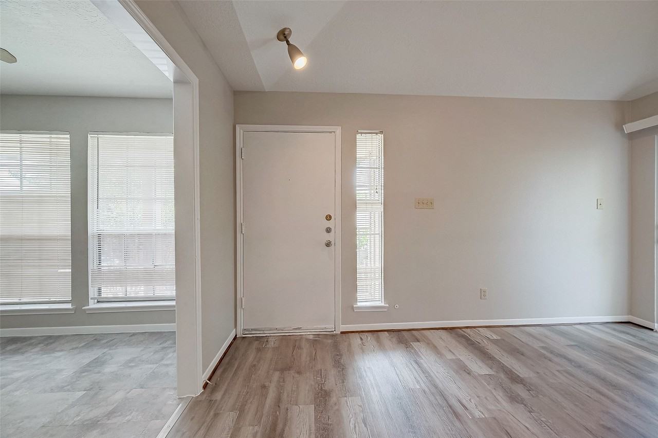 11503 Meadow Ln - Photo 2 of 39