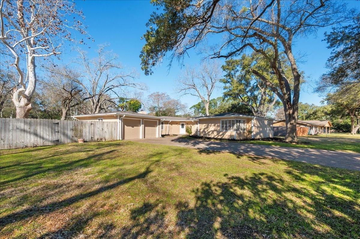 1905 Avenue D - Photo 4 of 27