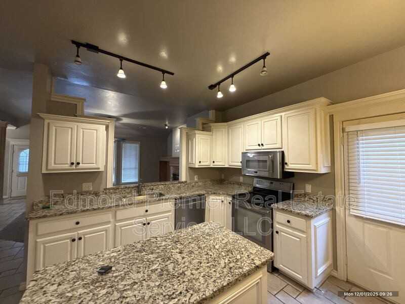 14001 Arapaho Rd - Photo 3 of 10