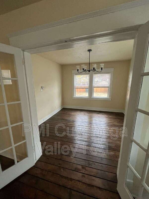 555 Brittain Rd - Photo 3 of 11