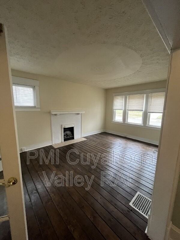 555 Brittain Rd - Photo 4 of 11