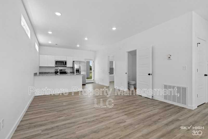 940 Illinois Avenue - Photo 3 of 24