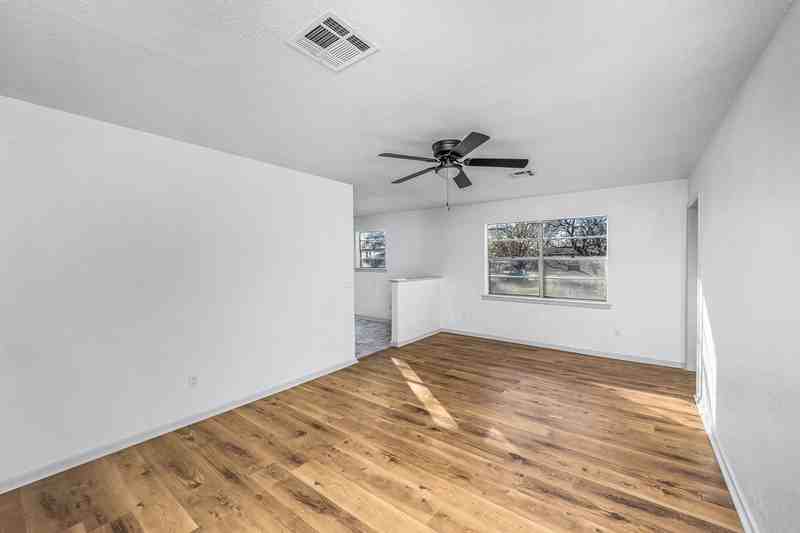 911 Sw 35th St - Photo 5 of 25