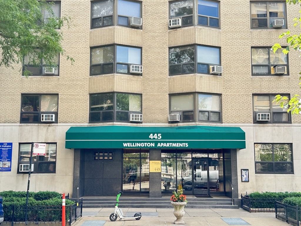 445 West Wellington Avenue #14G