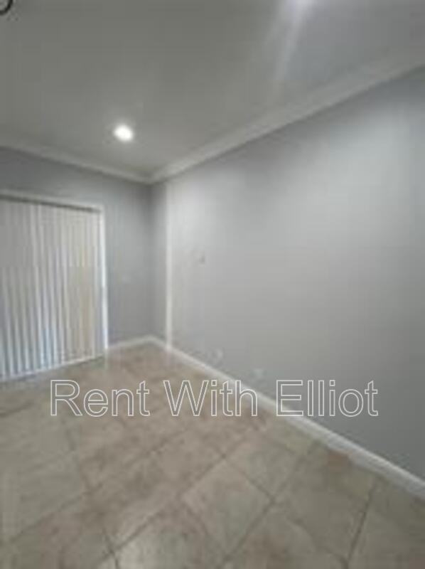 3318 Lakeside Drive - Photo 3 of 16