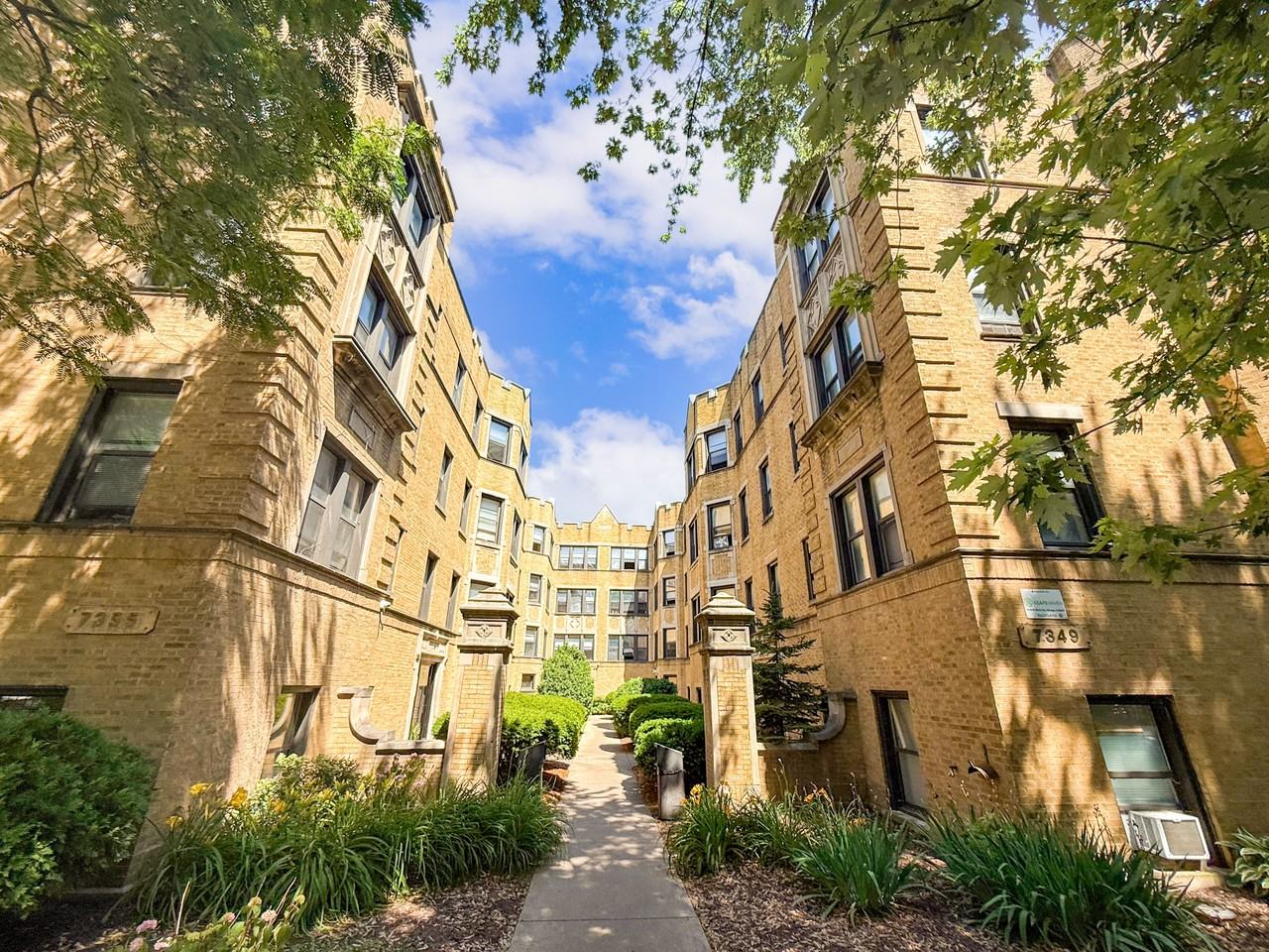 7369 N Damen Ave - Photo 7 of 35