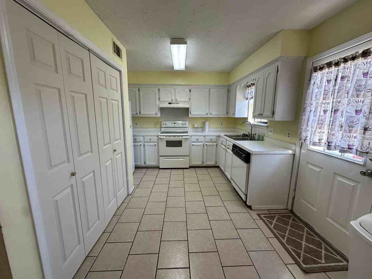 311 Harris Circle - Photo 3 of 10