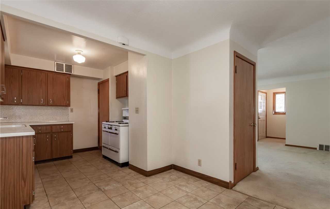 418 E 274th St - Photo 2 of 24