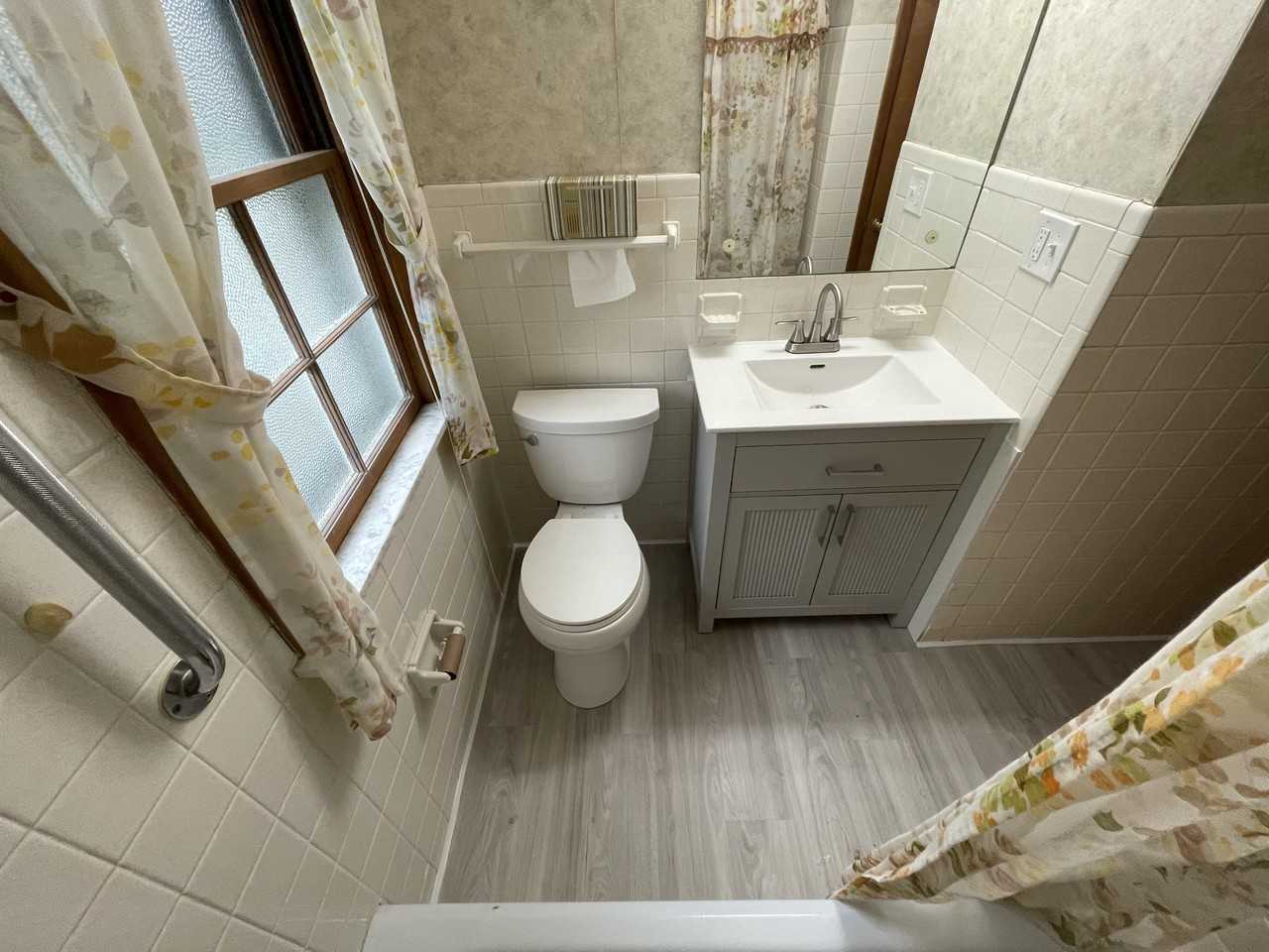 418 E 274th St - Photo 4 of 24