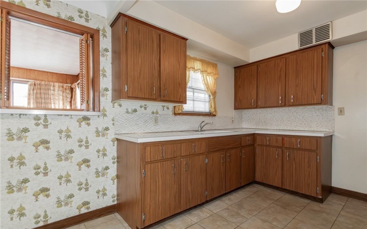 418 E 274th St - Photo 5 of 24