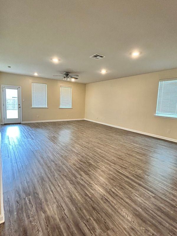 1805 Lakeshore Village East - Photo 6 of 12