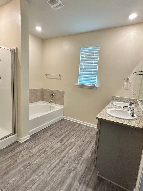 1805 Lakeshore Village East - Photo 7 of 12