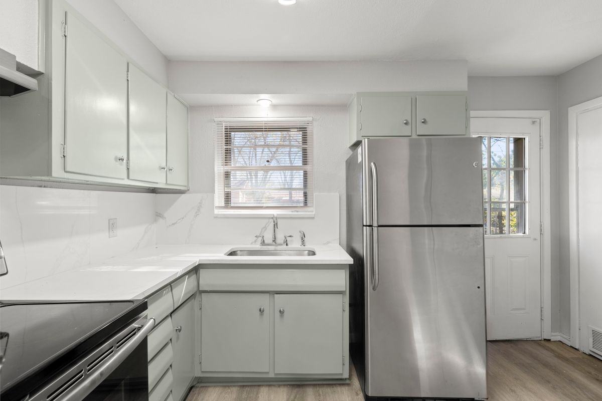 1406 Ridgeview Street - Photo 3 of 14