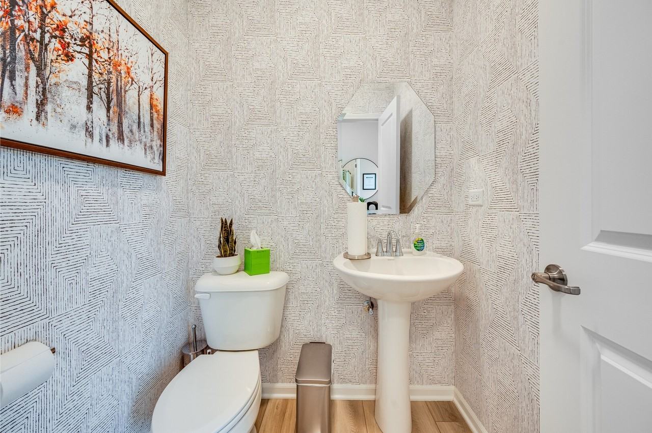 1261 Glenmont Street - Photo 5 of 34