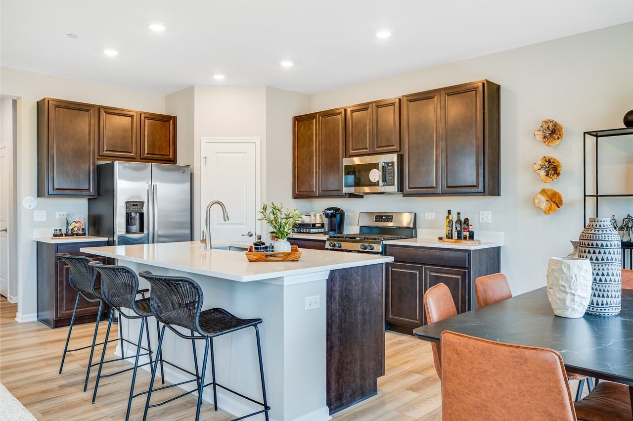 1261 Glenmont Street - Photo 6 of 34