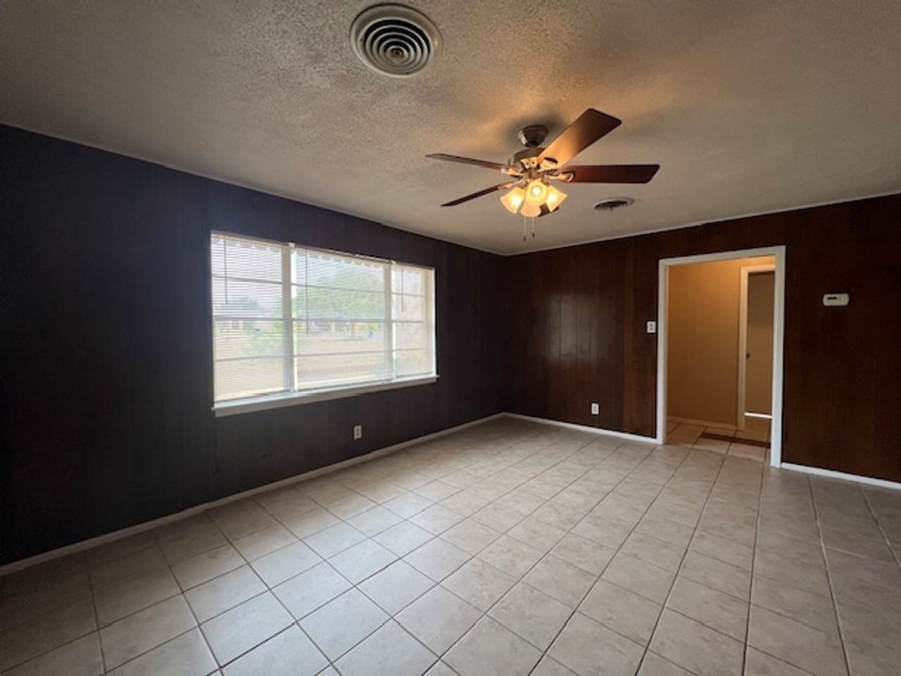 407 Amhurst Drive - Photo 2 of 19