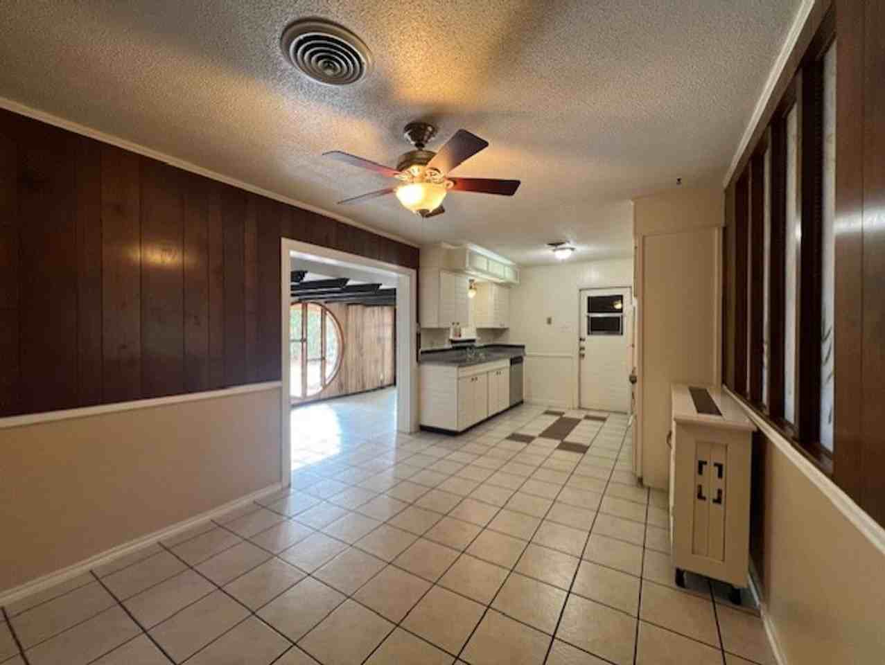 407 Amhurst Drive - Photo 3 of 19