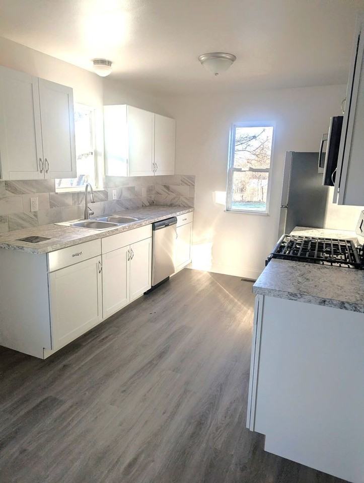 247 Reed Ave - Photo 3 of 10