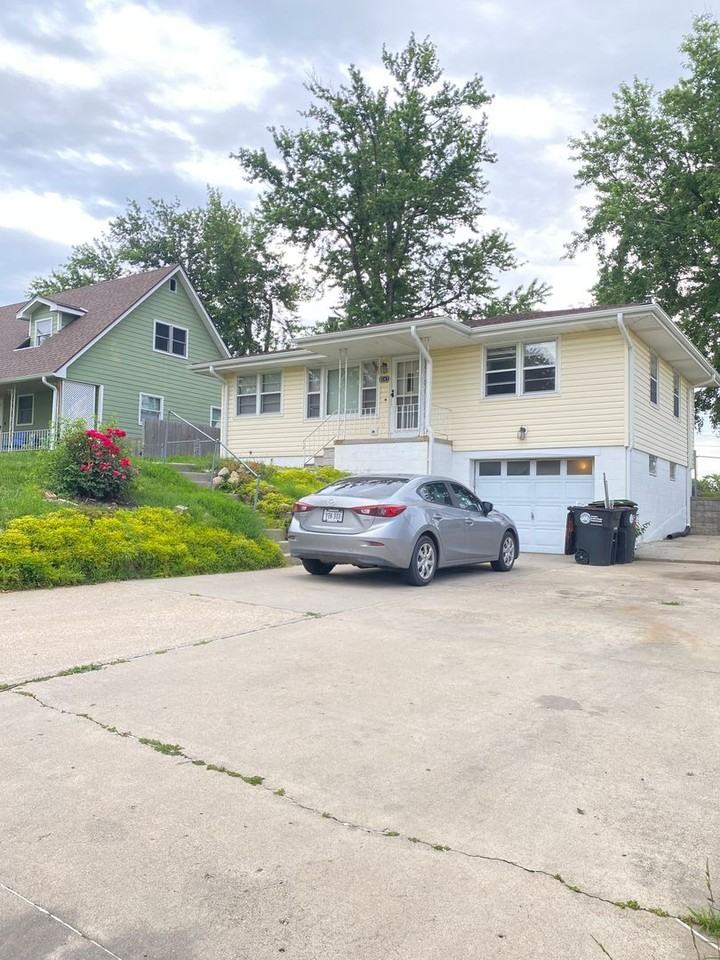 8147 Burdette St - Photo 4 of 44