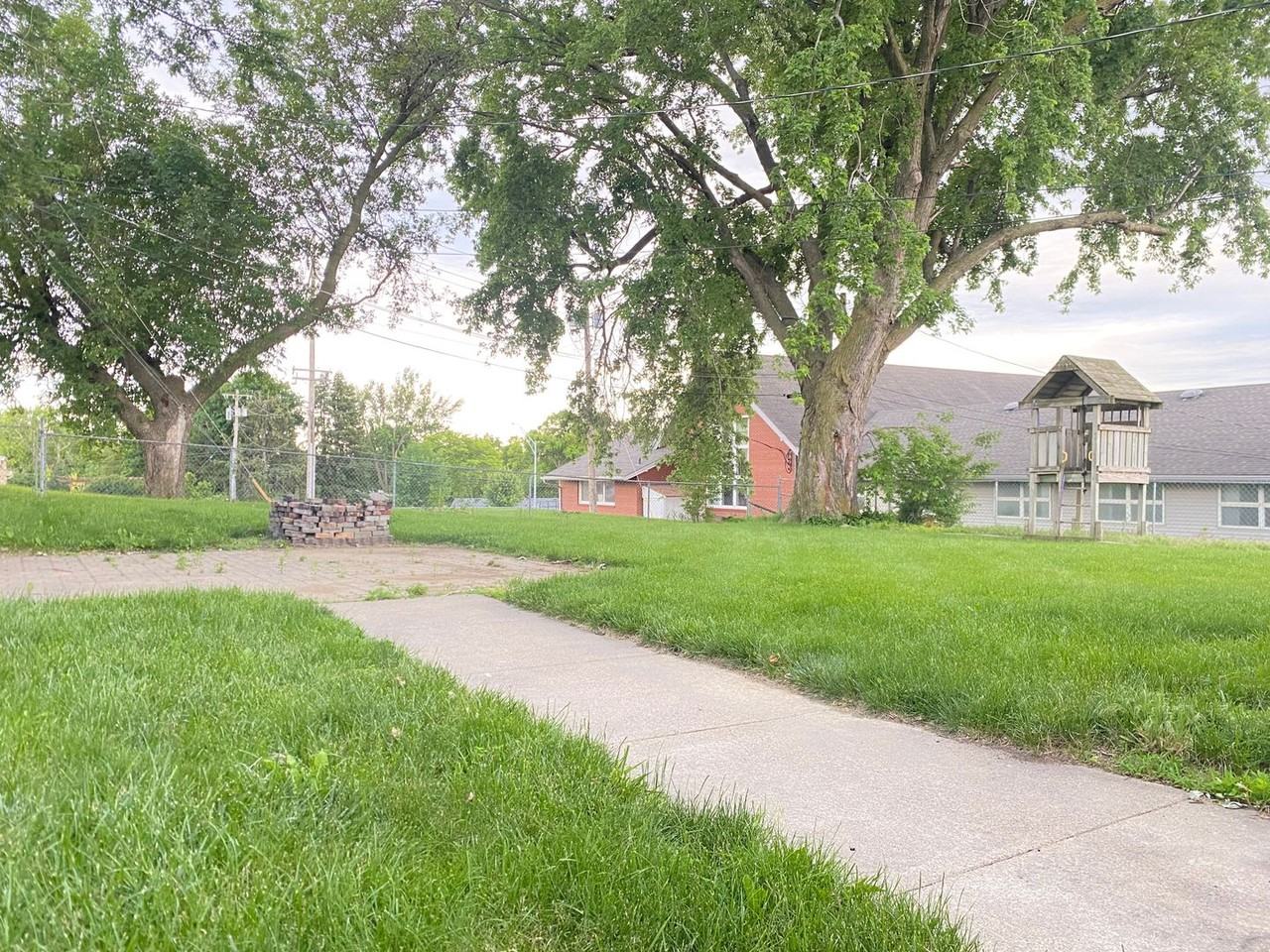 8147 Burdette St - Photo 7 of 44