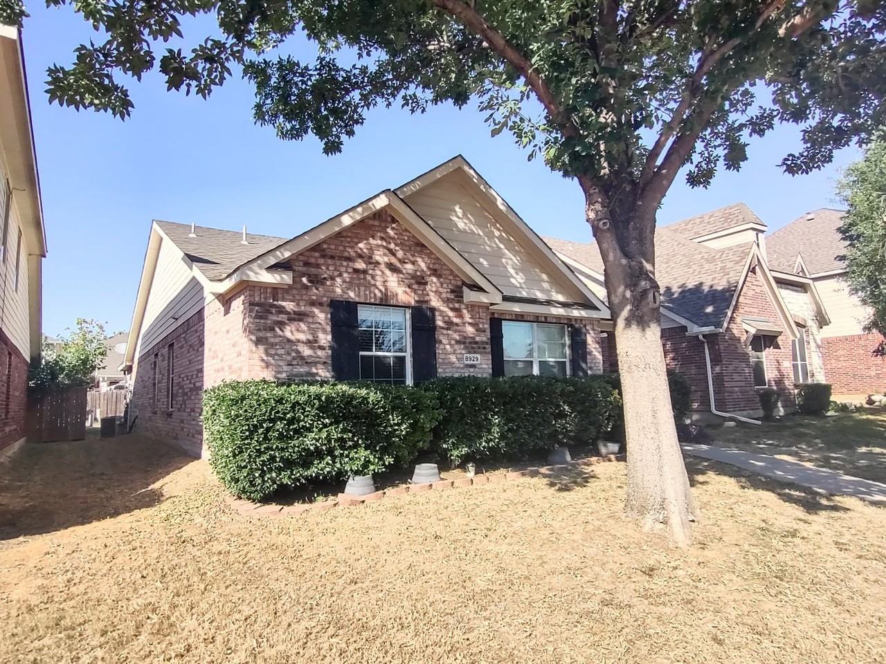 8929 Holliday Ln - Photo 2 of 26