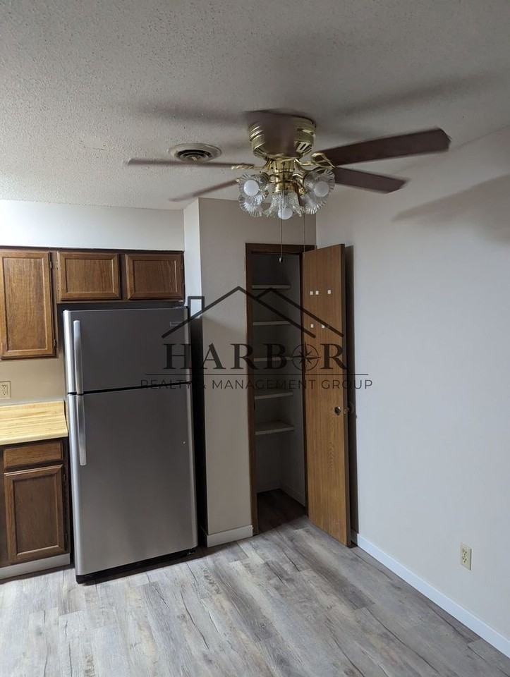 724 7th St - Photo 2 of 7