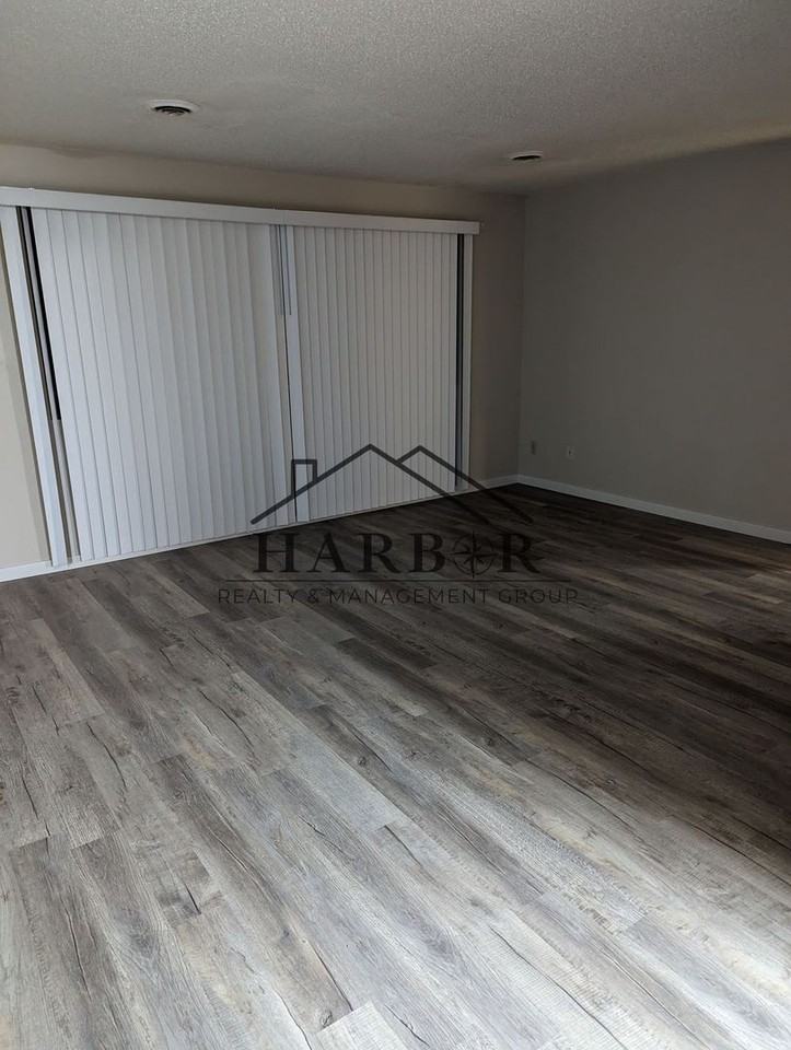 724 7th St - Photo 3 of 7