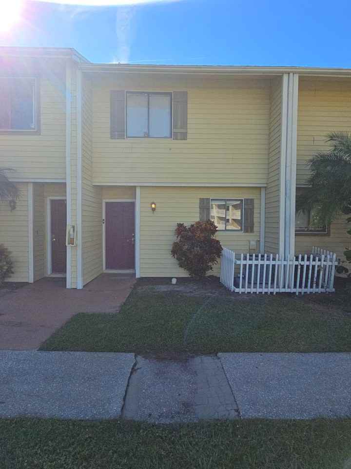 22640 Watersedge Blvd - Photo 3 of 25