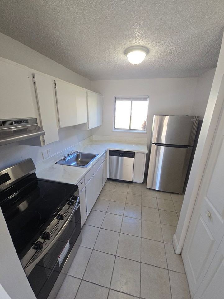 22640 Watersedge Blvd - Photo 5 of 25