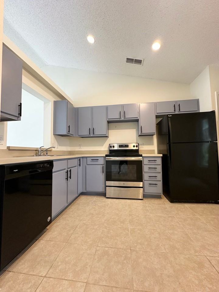 668 Cornwallis Drive - Photo 3 of 18