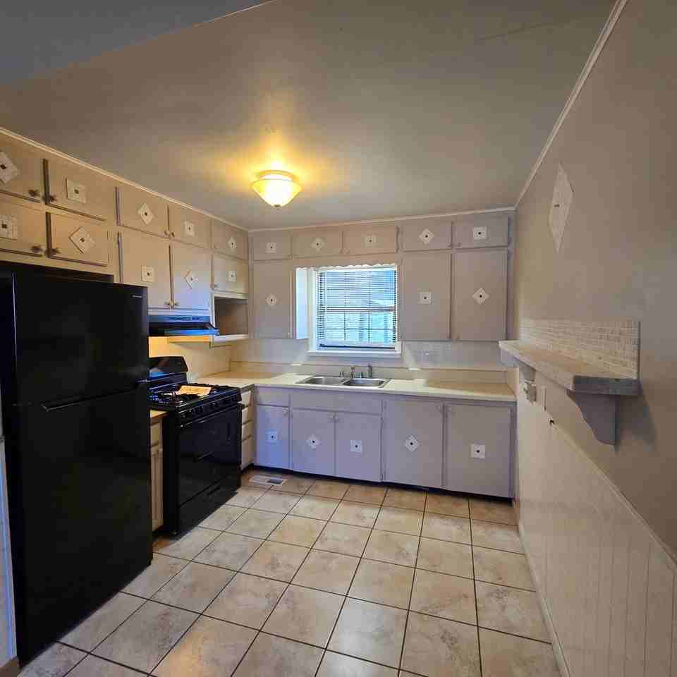 2095 North Heights Avenue - Photo 2 of 26