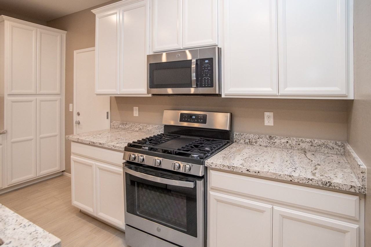 9 Alamere Falls Dr - Photo 4 of 40