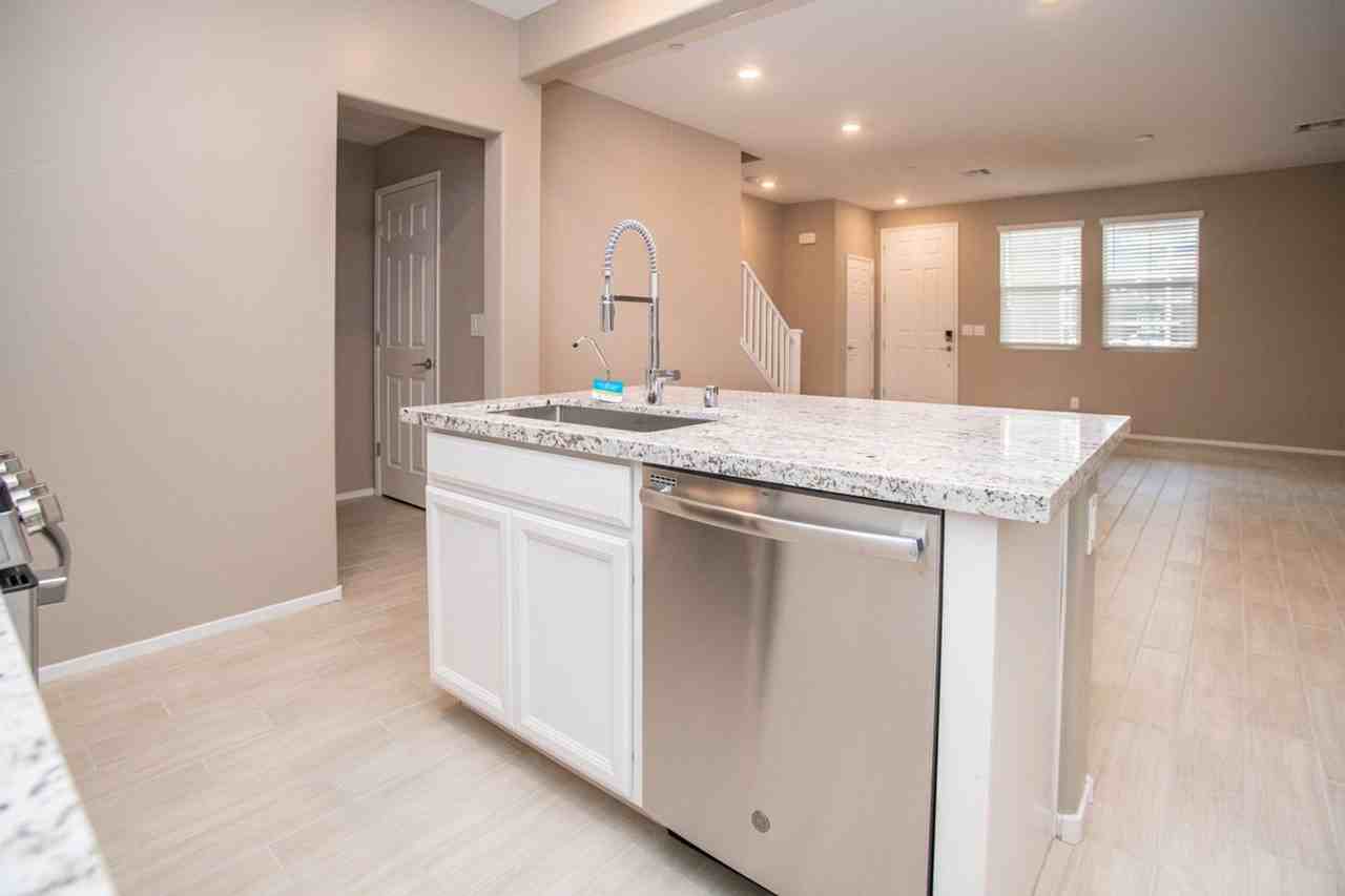 9 Alamere Falls Dr - Photo 5 of 40