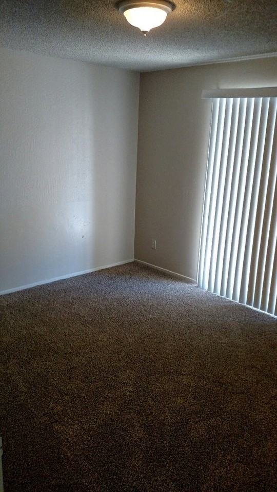 4311 N Ellendale Ave - Photo 4 of 12