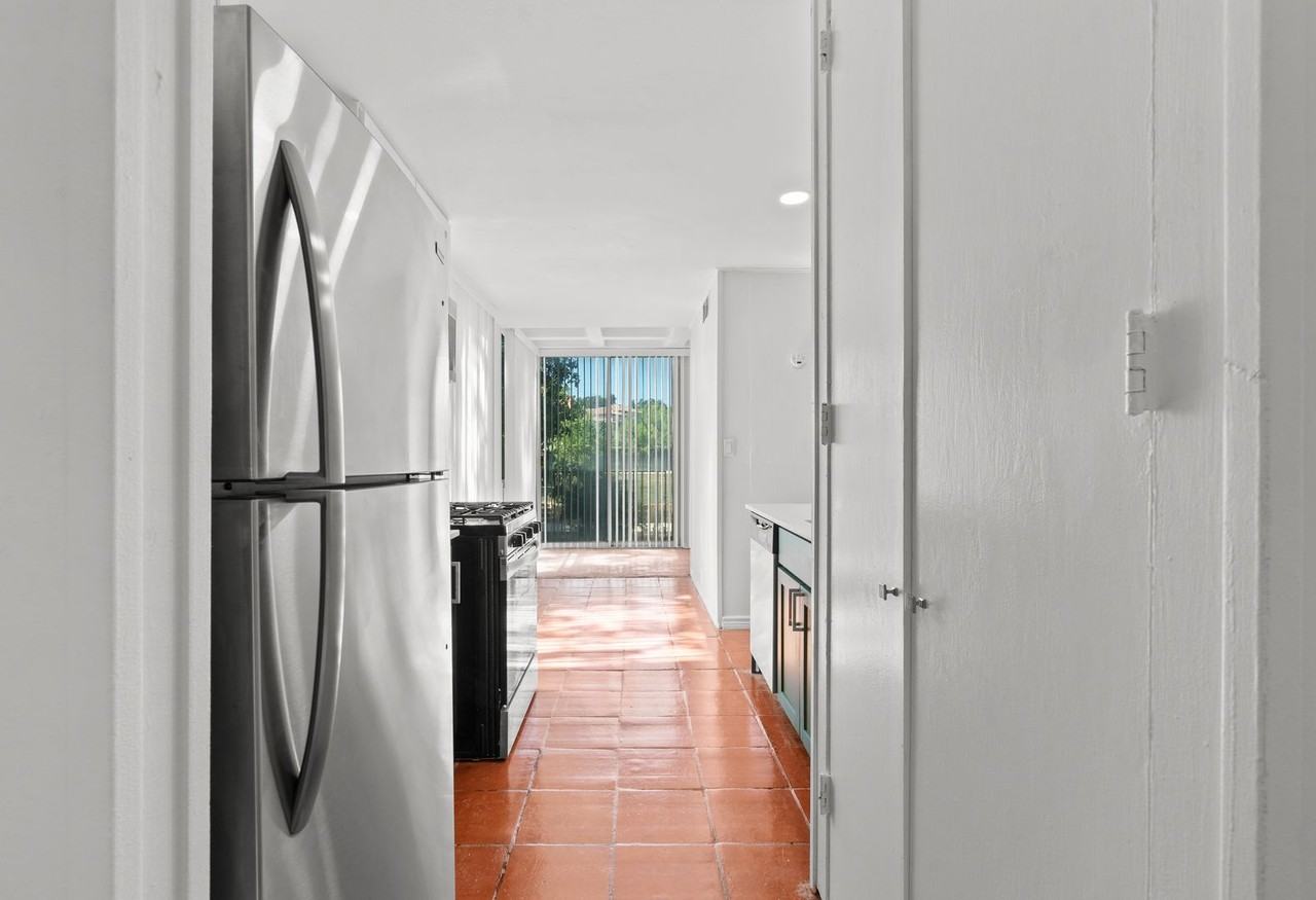 Four Oaks Apartments - Photo 3 of 19