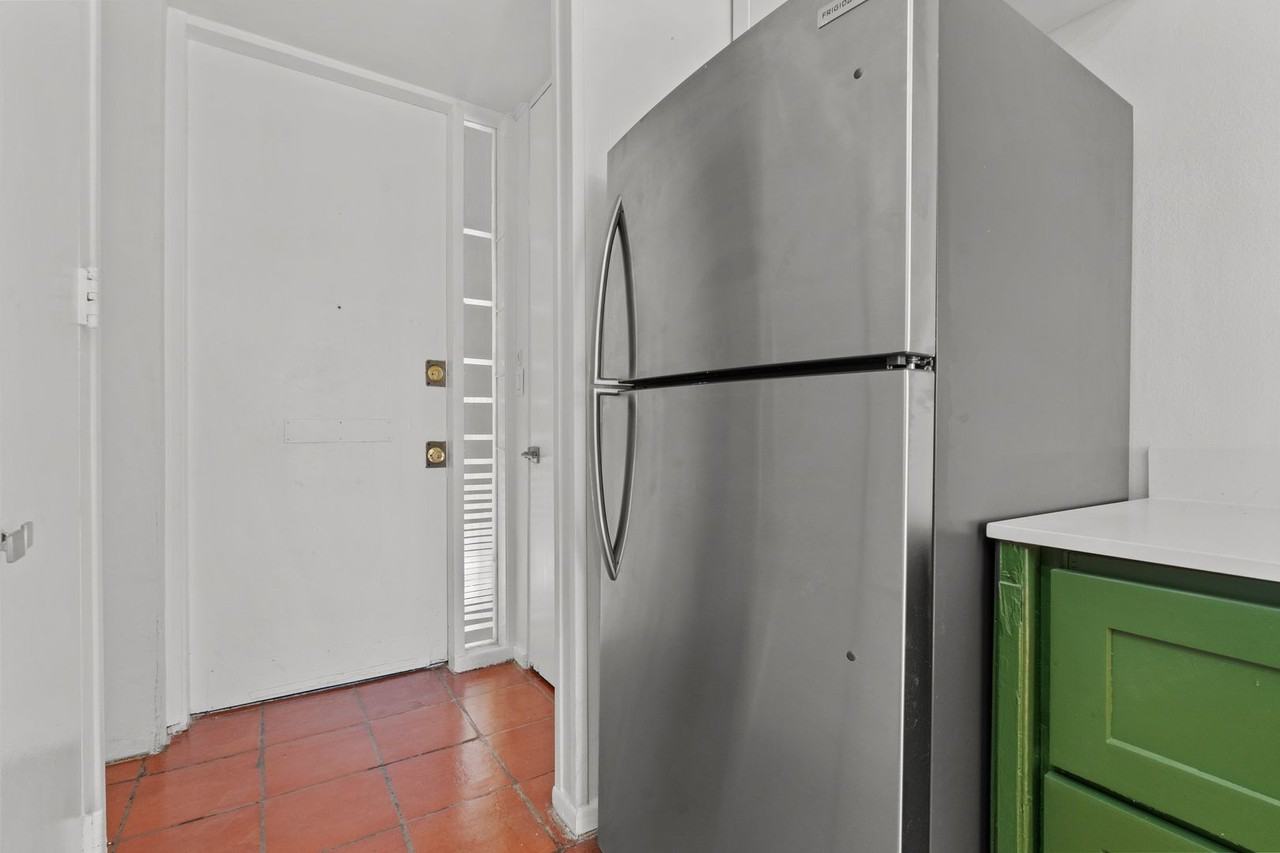 Four Oaks Apartments - Photo 4 of 19