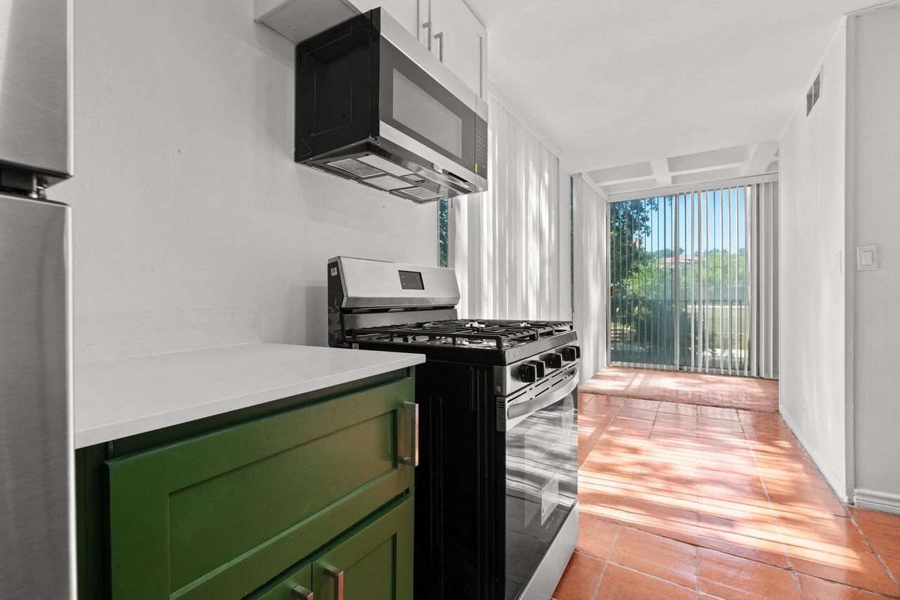 Four Oaks Apartments - Photo 5 of 19